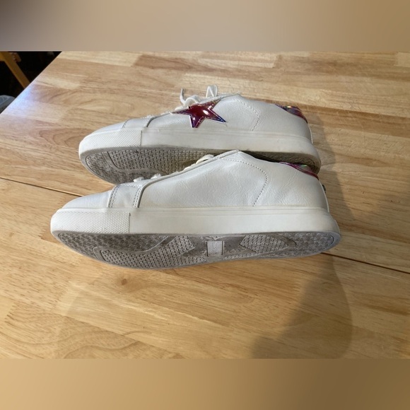Steve Madden shoes in size 6. Has shiny star & shiny part on back of shoe - Picture 6 of 10